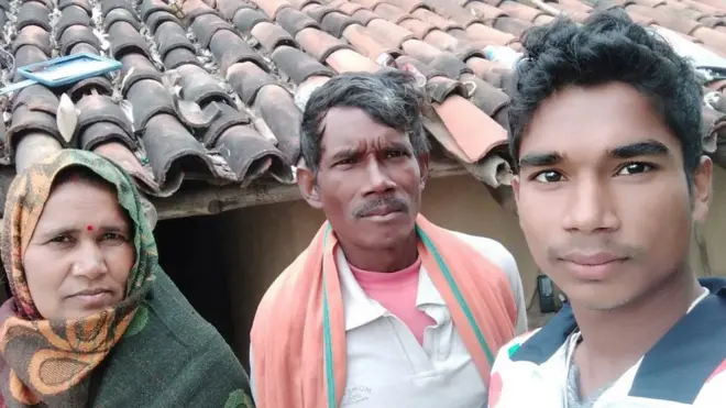 रामबाबू अपने माता-पिता के साथ