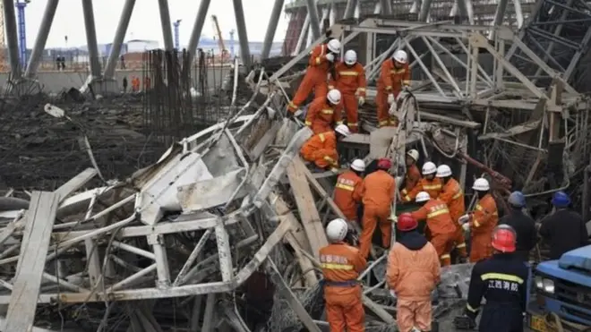 По данным местных СМИ, в момент обрушения в районе башни находились 68 человек, количество жертв может увеличиться