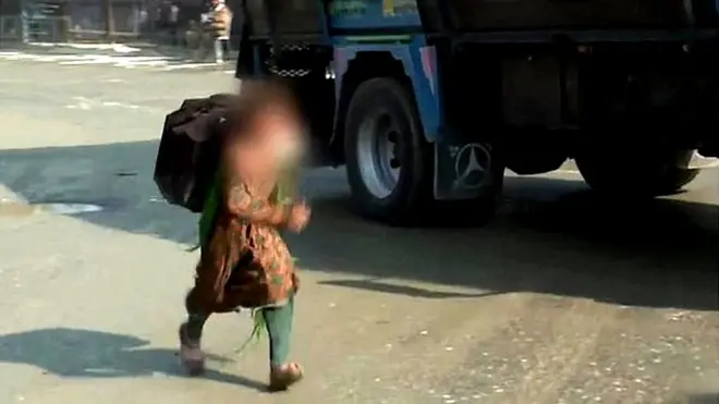 يخاطر مئات الأطفال الأفغان بحياتهم لتهريب الحلوى والسجائر عبر الحدود.