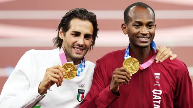 البطلان معتز برشم وجانماركو تامبيري بعد تقاسمهما المركز الأول في سباق الوثب العالي.