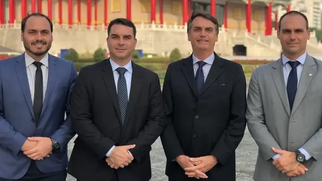 Carlos, Flávio, Jair e Eduardo Bolsonaro durante viagem a Taiwan,jogo de aviao na bet3652018