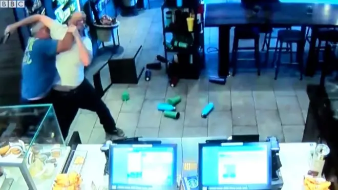 Посетитель кофейни в США обезоружил грабителя