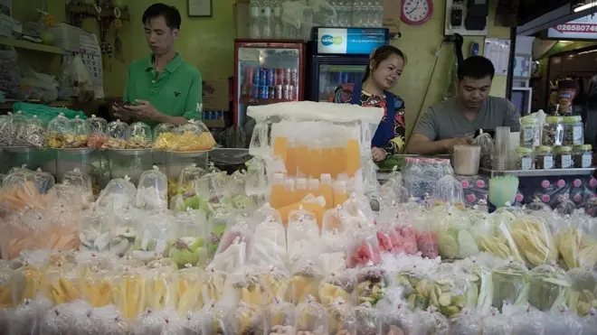 Thoạt nhìn sơ, cả du khách Việt Nam lẫn ngoại quốc thường nghĩ những cửa hàng bán trái cây và nước trái cây ở Bangkok đều là của người Thái, nhưng thật ra đa số là của người Việt sống ở đây lâu và nói tiếng Thái rất lưu loát (Hình minh họa)