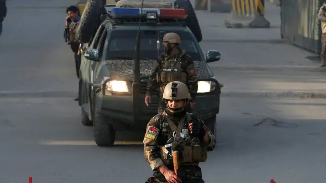 قوات أمن أمام مقر الاستخبارات في كابول