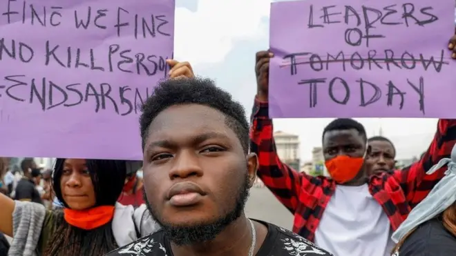 Des manifestants brandissent des banderoles lors d'une manifestation contre des brutalités policières présumées, à Lagos, au Nigeria