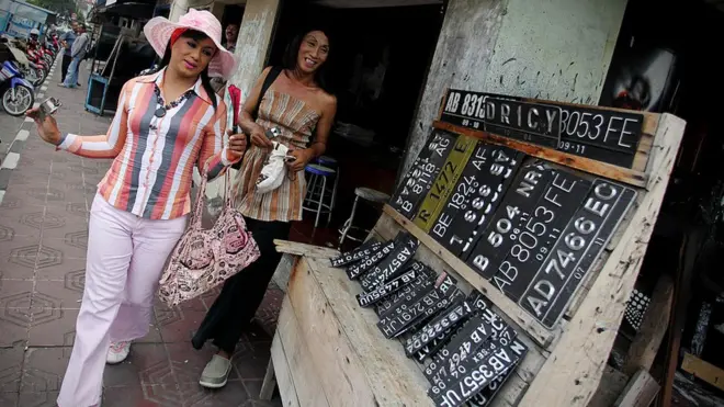 (Ilustrasi) Dua transpuan sedang mengamen di jalanan Jakarta.