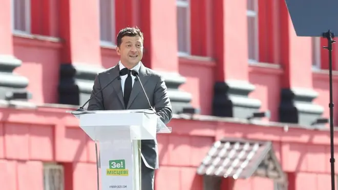 Традиційно на заходах президента Зеленського є символіка партії "Слуга народу". Цього разу все це відбувалося ще й на території університету, де агітація заборонена