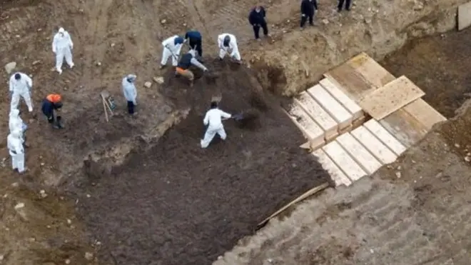 لقطات بطائرة دون طيار لمقابر جماعية في نيويورك