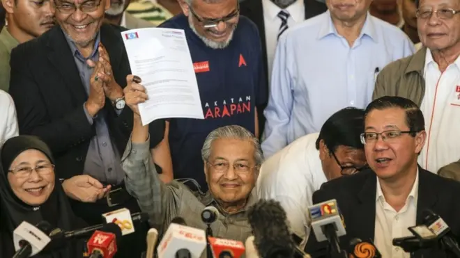 مهاتير محمد وقادة المعارضة بعد إعلان فوزهم في الانتخابات البرلمانية الماليزية