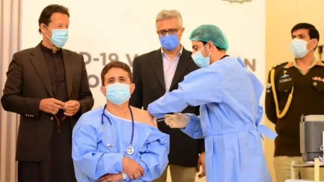 وزیراعظم عمران خان کی موجودی میں پہلے شخص کو کورونا ویکسین لگا دی گئی