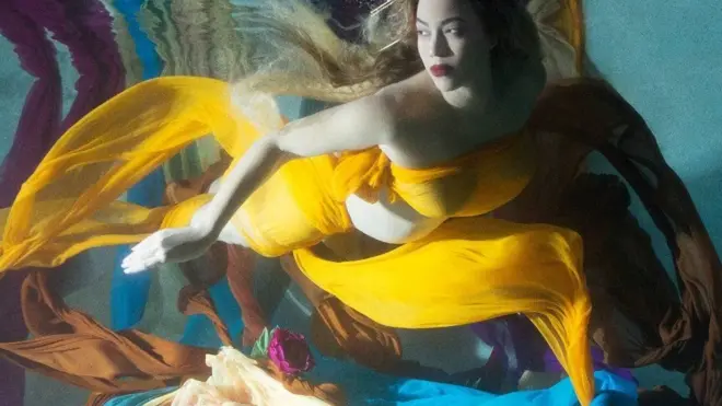 Rangkaian foto disertai dengan beberapa naskah puitis tentang keibuan, tokoh-tokoh masa lalu, dan kekuatan perempuan.