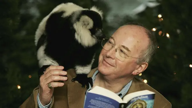 Philip Pullman publicó 1995 el primero de los libros que integran la saga La Materia Oscura.