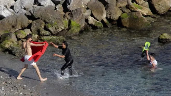 Migrants swimming ashore in Ceuta, 17 May 21