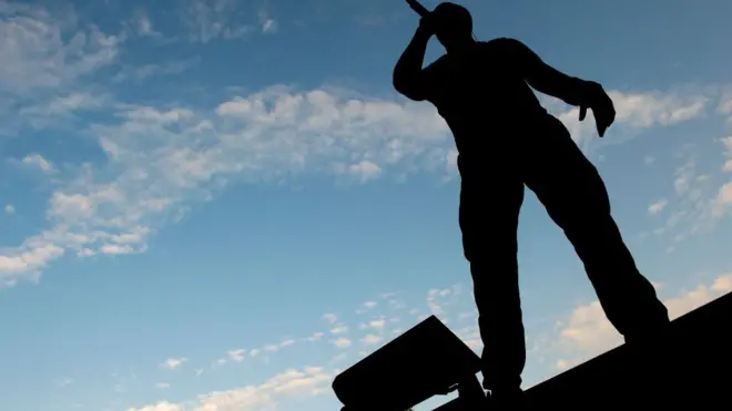 Beberapa pasal dalam RUU Permusikan dikritik karena dirasa akan membelenggu ekspresi seni para musisi dan berpotensi menjadi 'pasal karet' di masa depan.