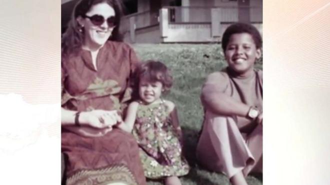 奥巴马小时候与她的母亲和妹妹
