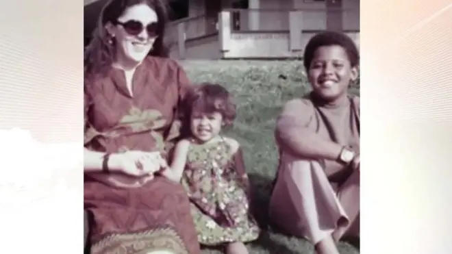 奥巴马小时候与她的母亲和妹妹