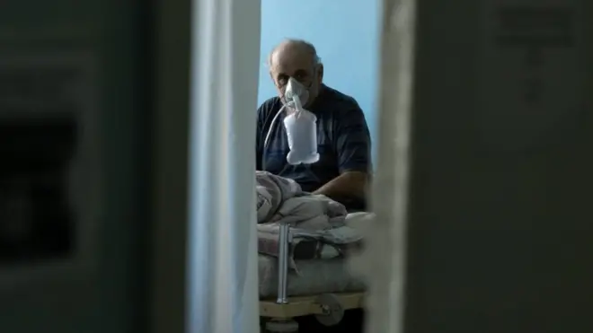 Хворі вакциновані в Україні є. Але у більшості вони хворіють вдома, хвороба проходить легко. Тоді, як більшість пацієнтів ковідних лікарень - нещеплені і киснезалежні