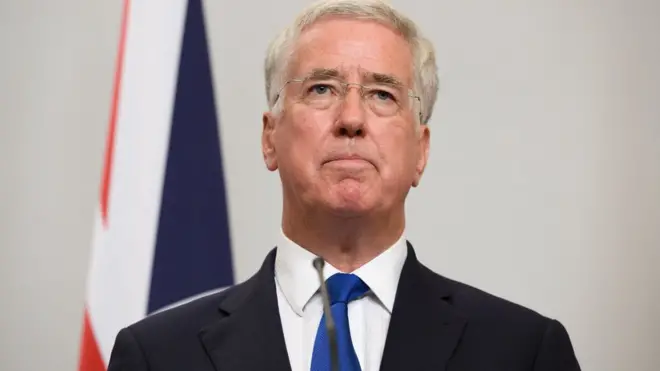 El secretario de Defensa británico, Sir Michael Fallon, abandonó su cargo.