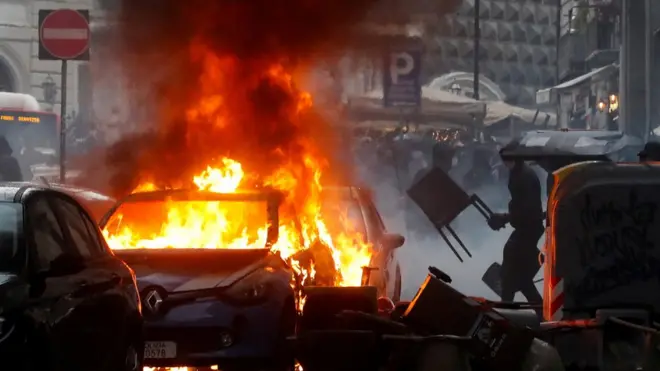 Navijač Ajntrahta se sprema da zafrljači stolicu