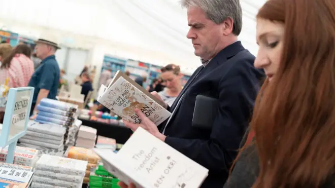 Toko buku penuh dengan buku-buku yang menawarkan kebahagiaan abadi, tapi berapa banyak janji mereka yang realistis?