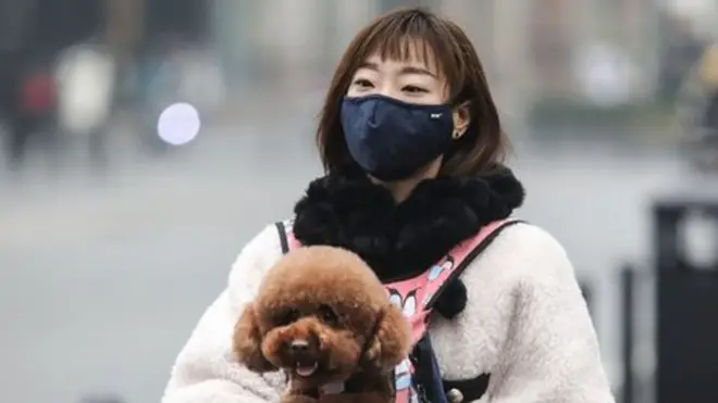 أمرأة تضع قناعا