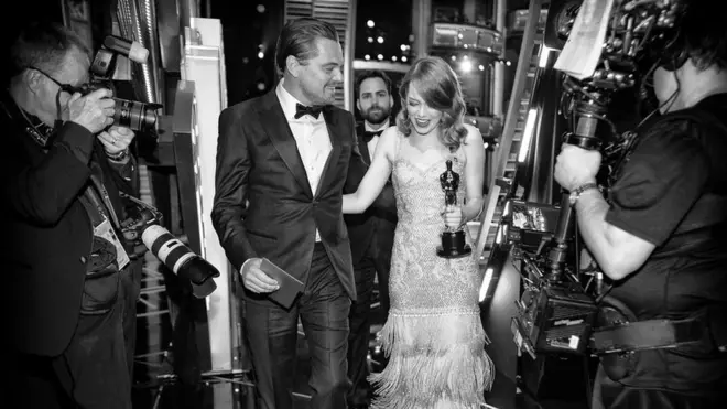 На церемониях награждения Американской киноакадемии за кулисы пускают только троих фотографов. Кристоферу Полку повезло поймать этот очень личный момент между Леонардо Ди Каприо и Эммой Стоун, после того как она получила «Оскар». Здесь есть все: атмосфера закулисья, ретро-эстетика, напоминающая снимки 1950 годов. Это просто завораживающая фотография.