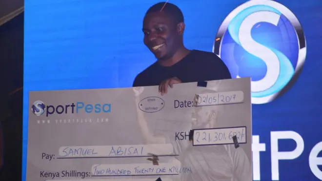 Abisai akiwa na mfano wa hundi