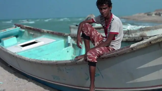 يمن کې شاوخوا لس ميليونه وګړي له سختې لوږې سره مخامخ دي، ملګرو ملتونو بيا له حدیده بندري ښاره د جنګېدونکو ډلو سملاسي وتلو غوښتنه کړې.