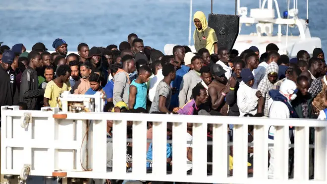 قارب للمهاجرين