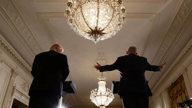 Нетаняҳу ёнида туриб журналистларга гапирган Трамп "ажойиб" тинчлик битимини етказиб беришини айтди