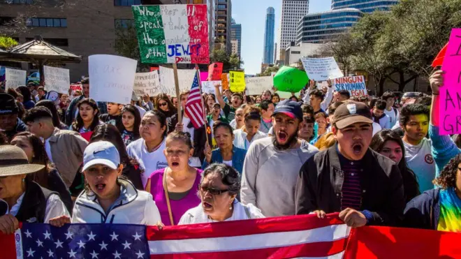 'Göçmensiz bir Amerika' protestosu için binlerce göçmen okula ve işe gitmeyerek Başkan Donald Trump'a tepkilerini gösterdi.