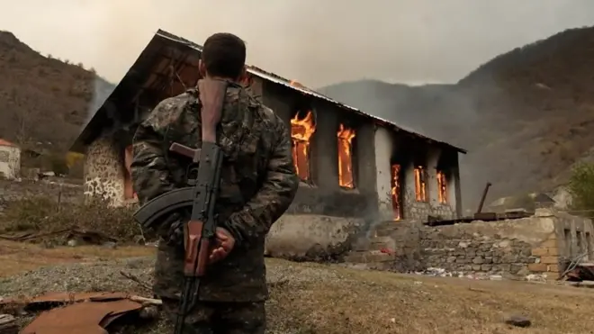 أرمينيون يحرقون منازلهم قبل أن يسلموا الأرض لأذربيجان