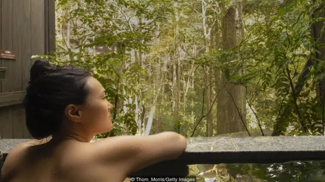 在日本。「赤裸的关系」被认为可以消除人和人之间的障碍，建立纽带。