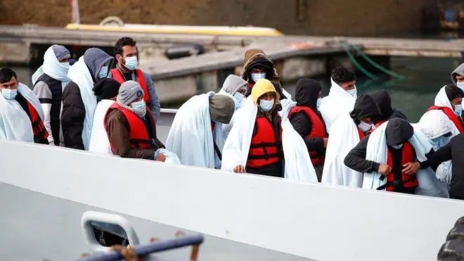 Abazoherezwa ku ikubitiro ni abagabo b'ingaragu bambuka umuhora wa Channel/la Manche bava mu Bufaransa mu bwato n'amakamyo