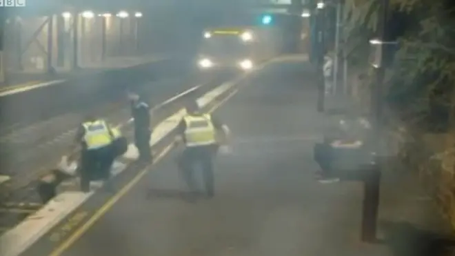 ช่วยคนขึ้นจากรางรถไฟ