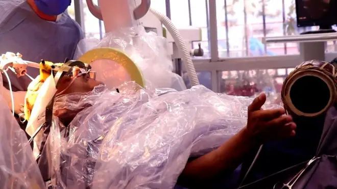 మద్దెల వాయిస్తున్న రోగి