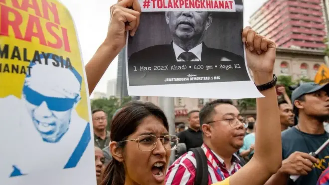 Banyak pihak menolak pergantian penguasa dan menyebut krisis politik yang terjadi sebagai pengkhianatan.