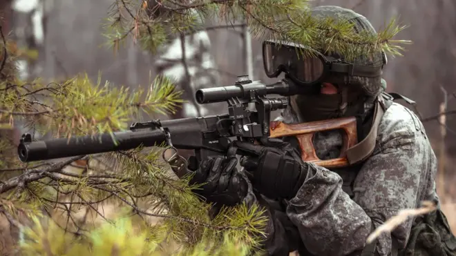 Дії снайперів заборонені за умовами перемир'я, яке почалося ще у липні минулого року. Але саме від снайперів найбільше гинуло українських бійців