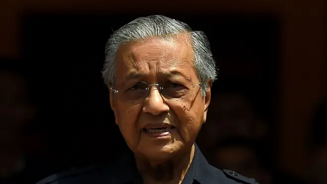 Mahathir Mohamad berjanji untuk mengupayakan agar Anwar Ibrahim mendapat pengampunan penuh dari raja sehingga ia dapat terjun langsung ke politik.