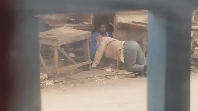 Pesin wey dey siddon for under table