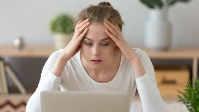 Haberleri okuyan kadın