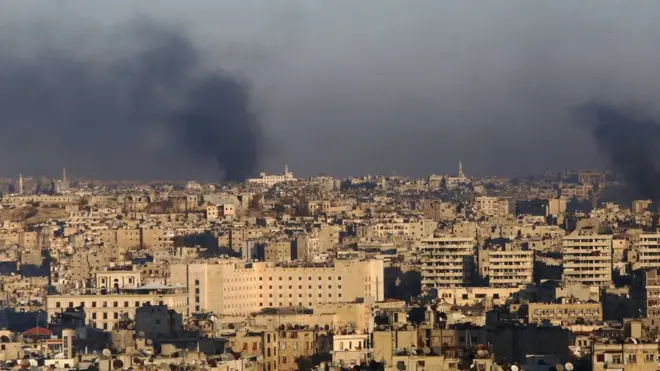 سحب دخان ترتفع جراء القصف في الأحياء الشرقية في حلب