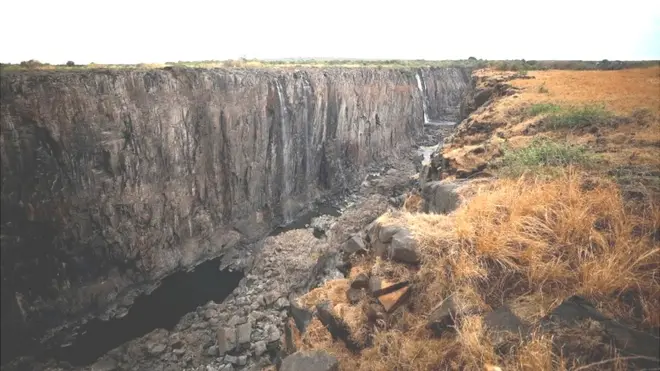 En algunos puntos de sus 1.708 metros de ancho, las cataratas Victoria se han quedado prácticamente secas.