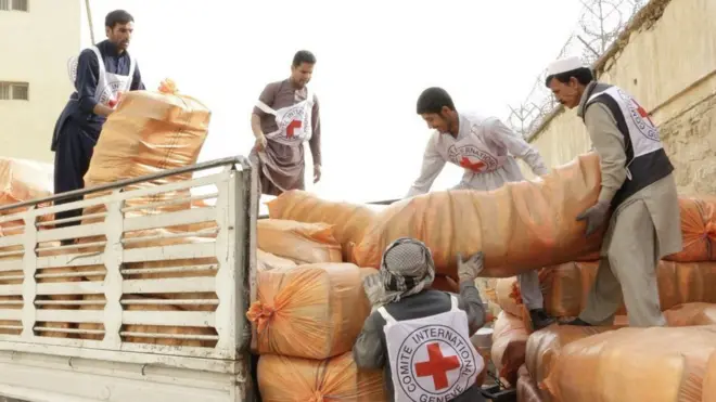 سره میاشت وايي، په مختلفو برخو کې له افغانانو سره مرستې کوي.