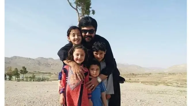 فیصل کاکڑ بچوں کے ہمراہ