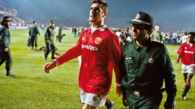 Eric Cantona polis tarafından sahadan çıkarılıyor