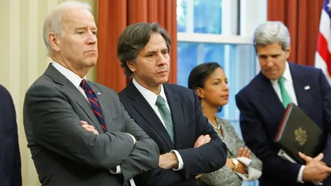 Antony Blinken (segundo a la izquierda) y John Kerry (derecha) figuran entre los nombres anunciados para puestos clave del gobiernocasino lotusBiden.