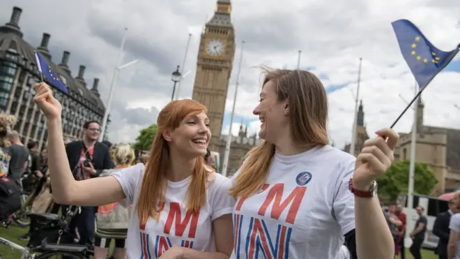 De acuerdo con la encuesta oficial del gobierno, YouGov, 75% de los electores de entre 18 y 24 años votaron por "Remain", por quedarse en el bloque europeo.