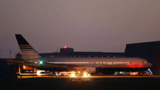 Sığınmacıların bir askeri üste bulunan bu uçakla gönderilmesi ve uçuşun maliyetinin 500 bin sterlini aşması bekleniyordu