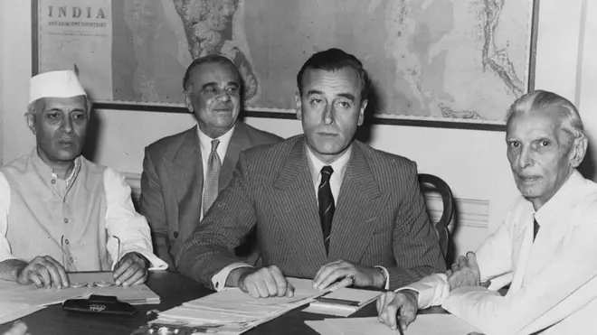 भारतका जवाहरलाल नेहरु(बायाँ), ब्रिटिश इन्डियाका भाइसरोय लर्ड लुई माउन्टब्याटेन (बीचमा) र अल इन्डिया मुस्लिम लीगका अध्यक्ष महुम्मद अलि जिन्नाह(दायाँ) सन् १९४७ मा विभाजनबारे कुरा गर्दै